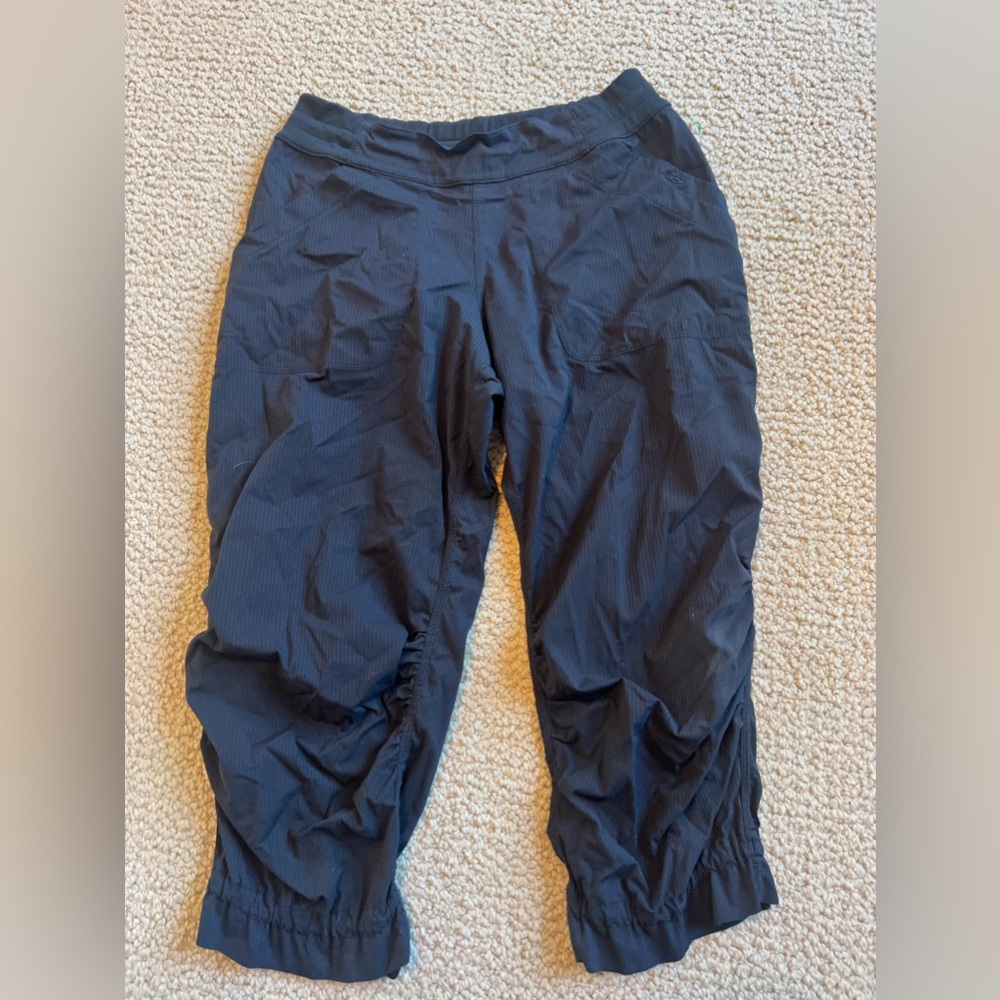 lululemon cropped pants. size 6